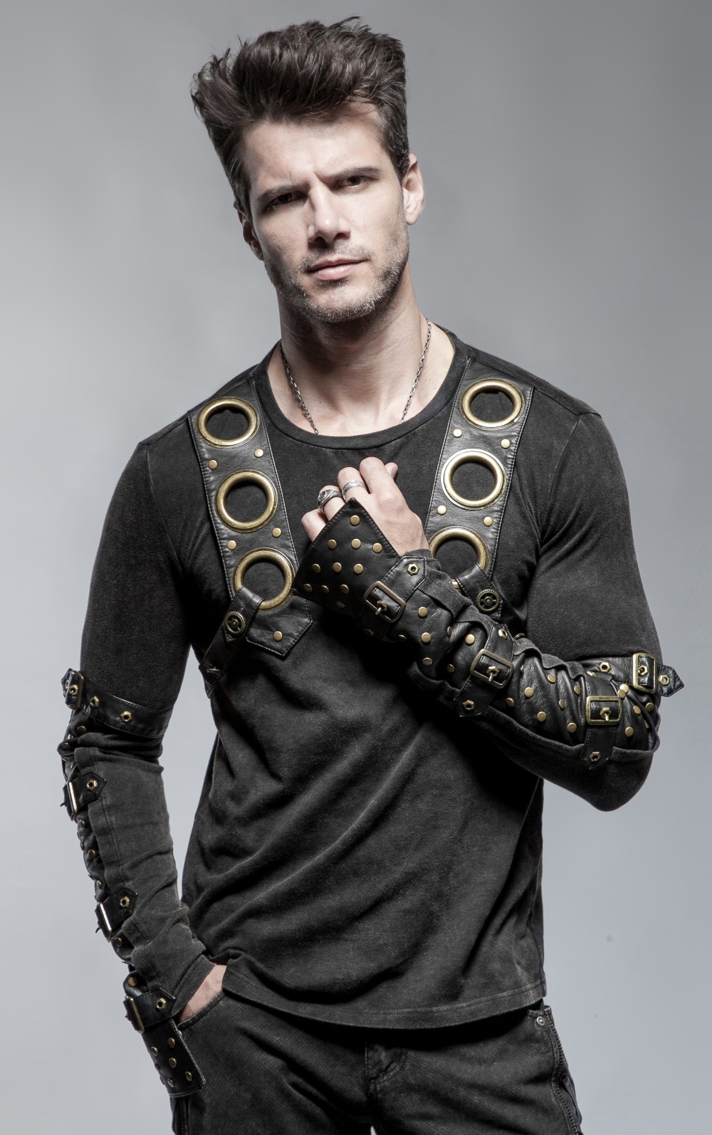 Haut steampunk homme avec des énormes oeillets en métal