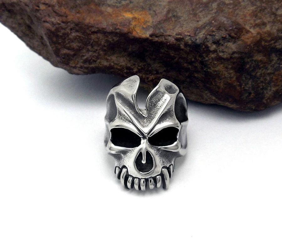  Bague  gothique  en inox avec un gros skull