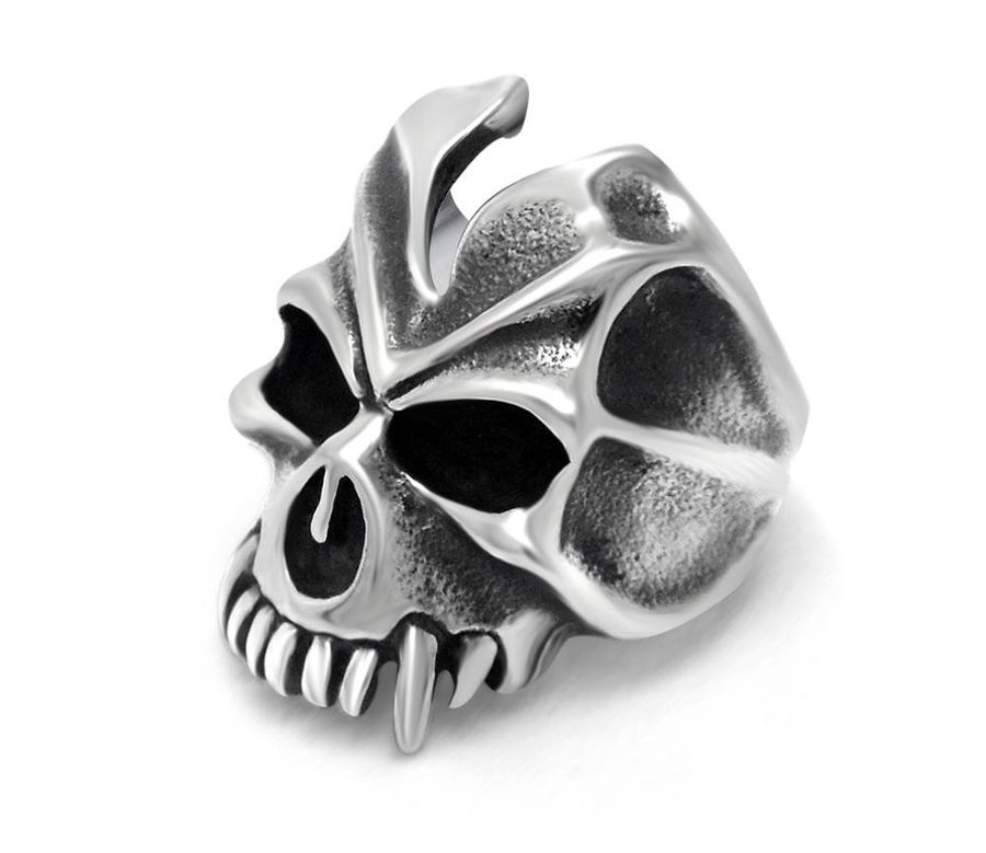  Bague  gothique  en inox avec un gros skull